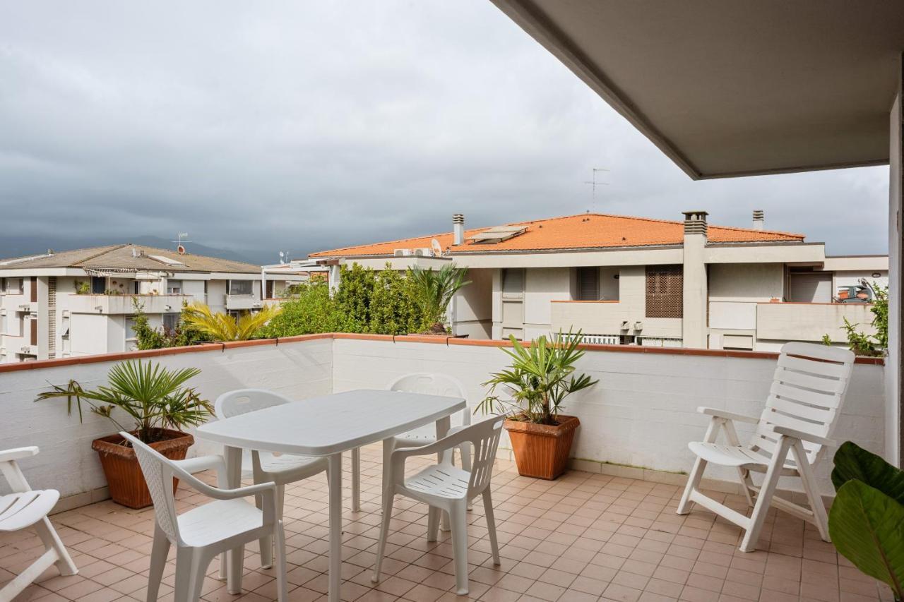 Luni Mare Bright Terrace Flat With Parking * Marinella di Sarzana