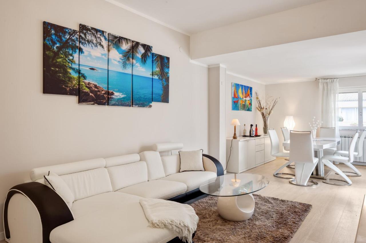 Luni Mare Bright Terrace Flat With Parking *