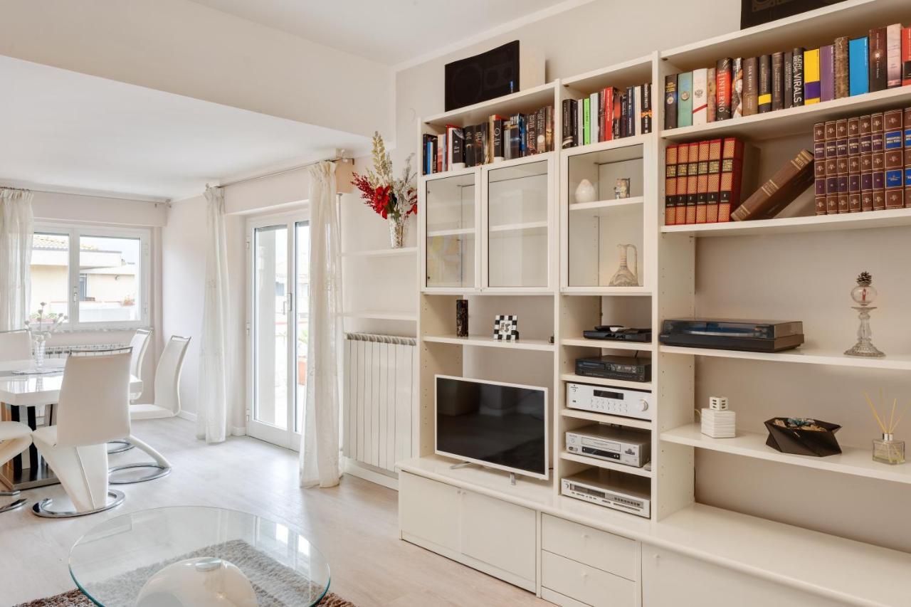 Luni Mare Bright Terrace Flat With Parking * Marinella di Sarzana